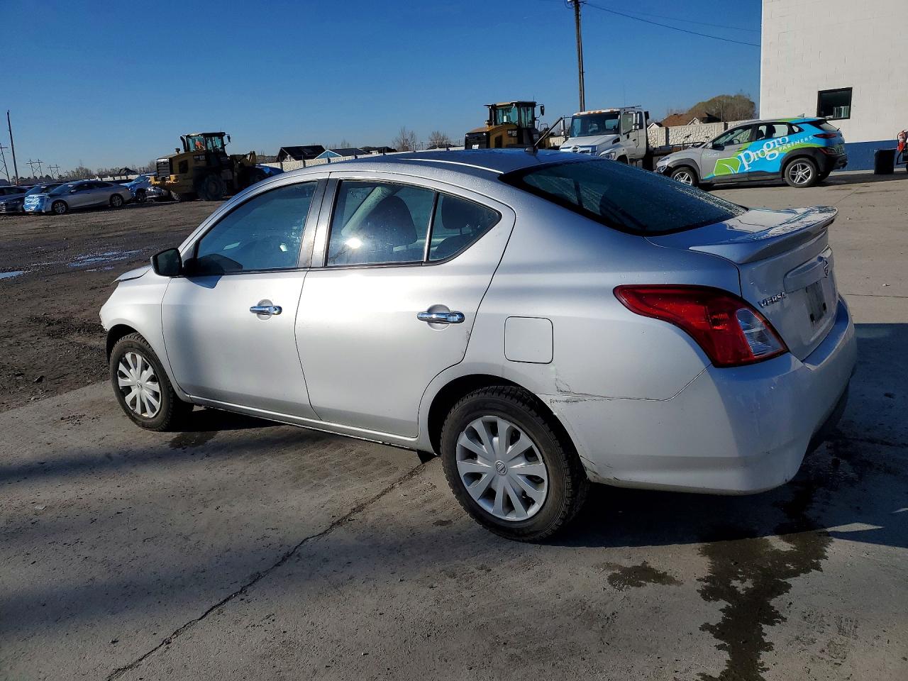 2018 NISSAN VERSA SV photo 5