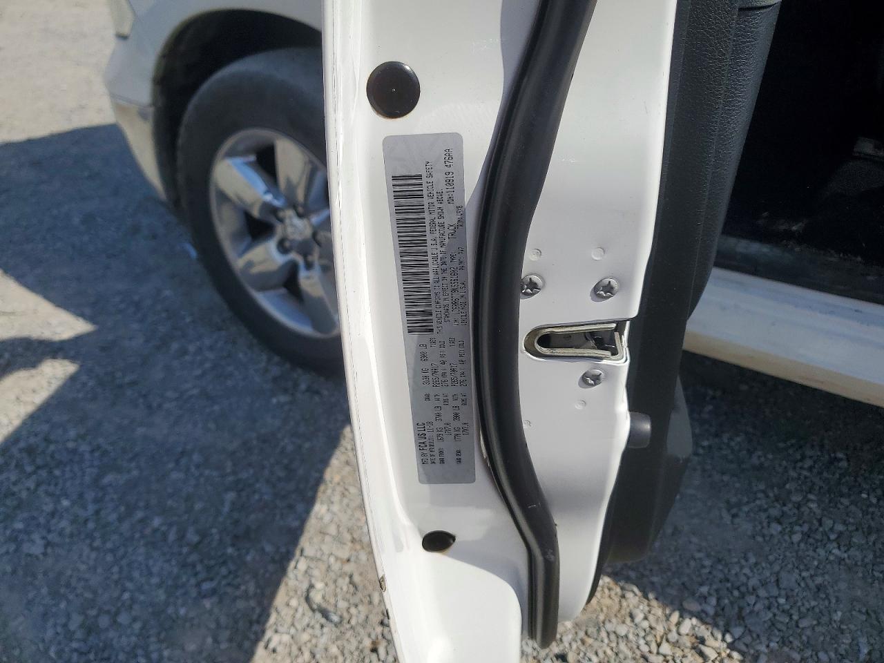 2019 RAM 1500 CLASSIC SLT photo 34