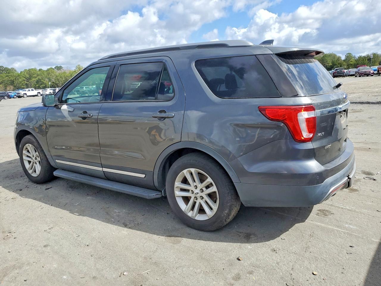 2017 FORD EXPLORER XLT photo 3