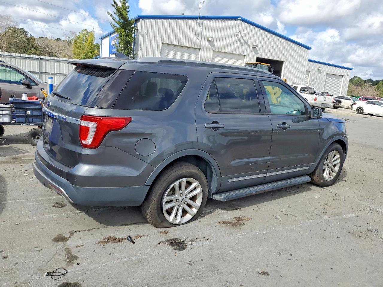 2017 FORD EXPLORER XLT photo 5