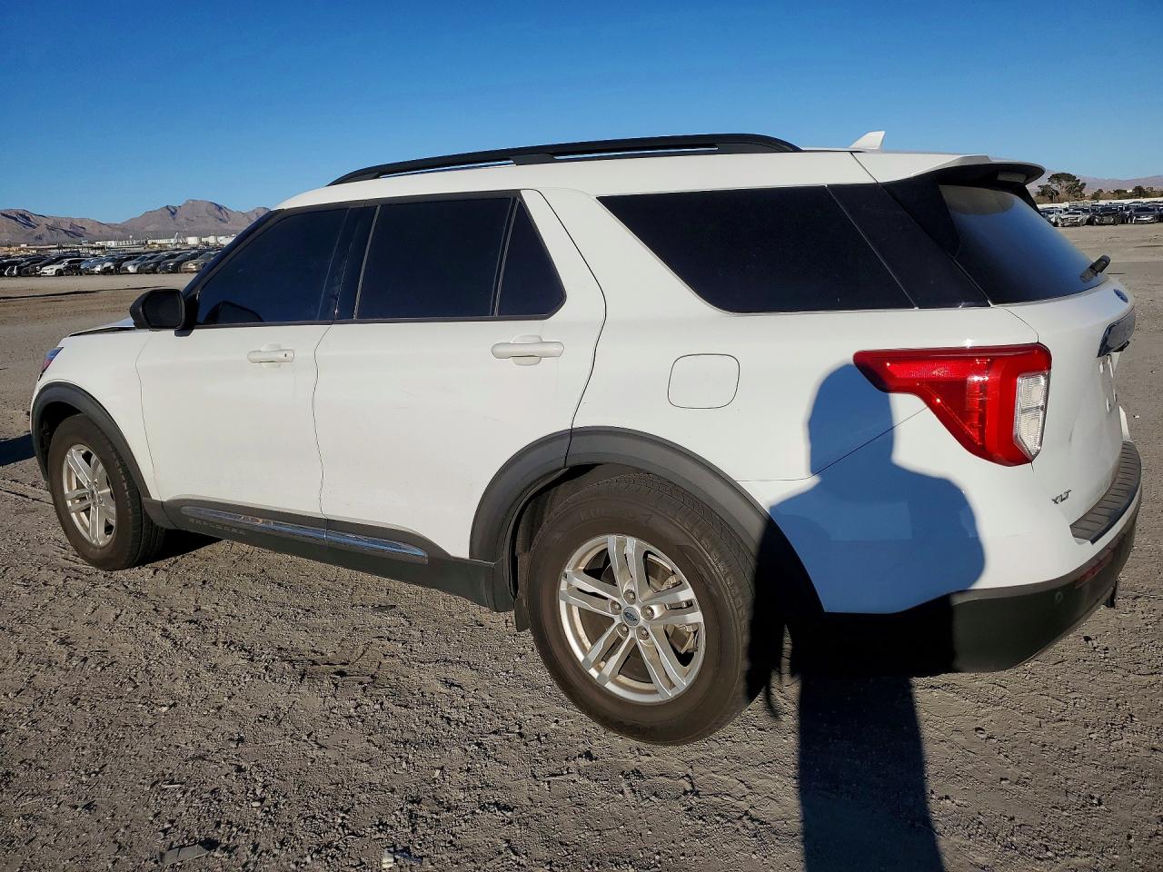 2020 FORD EXPLORER XLT photo 2