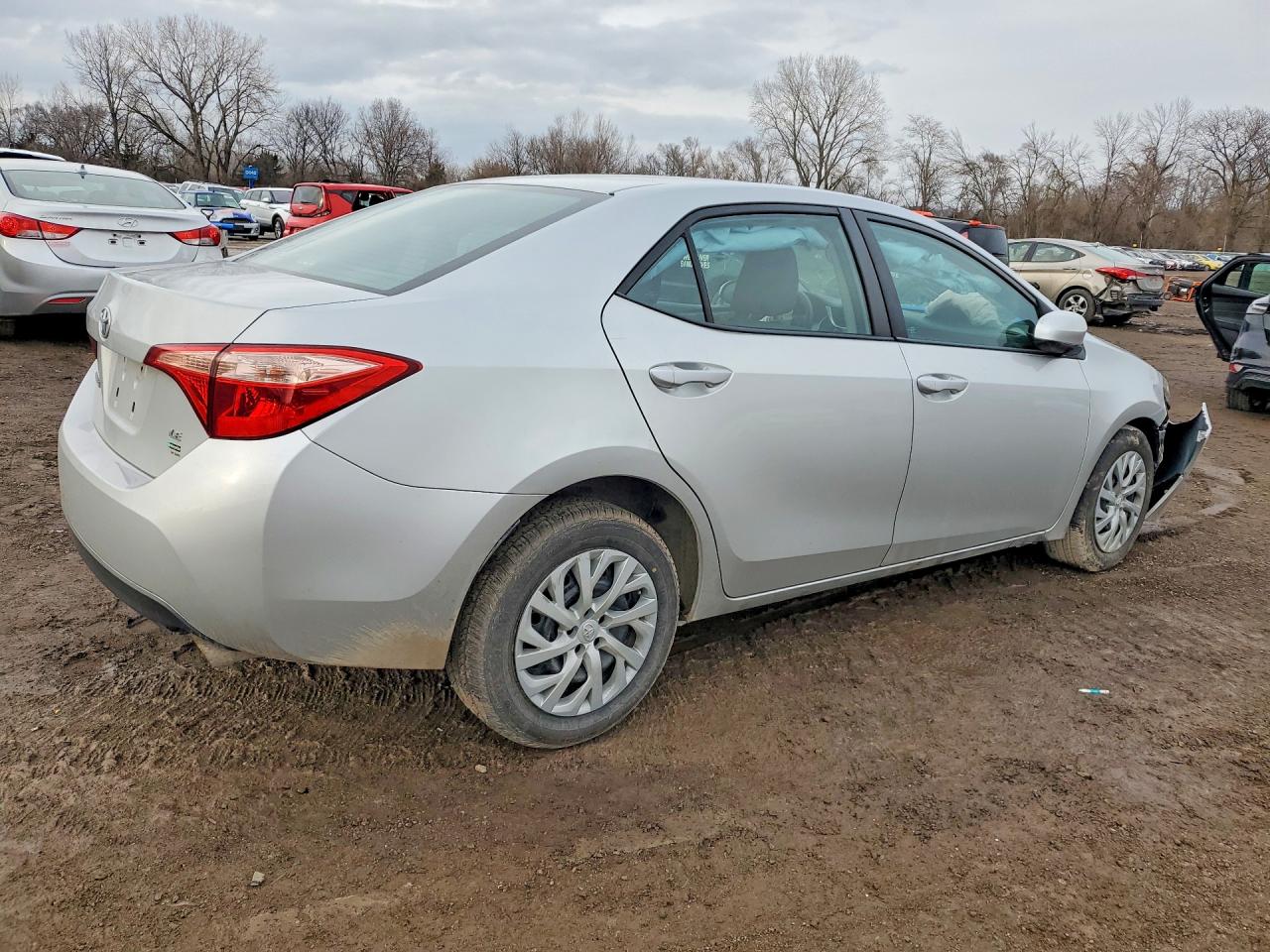 2018 TOYOTA COROLLA LE photo 3