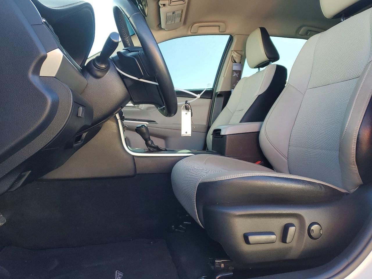 2017 TOYOTA CAMRY SE photo 19