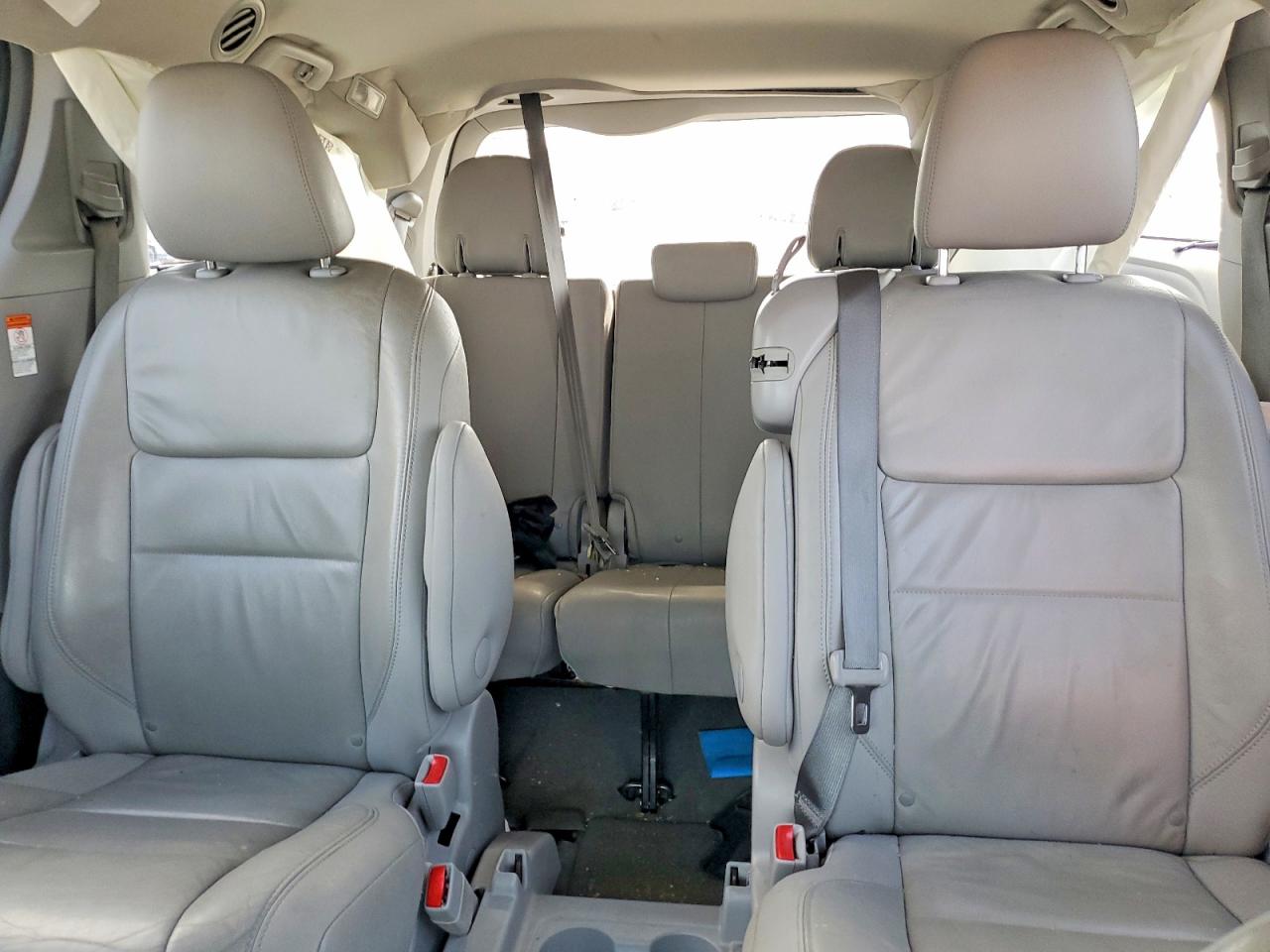 2015 TOYOTA SIENNA XLE PREMIUM 8-PASSENGER photo 28