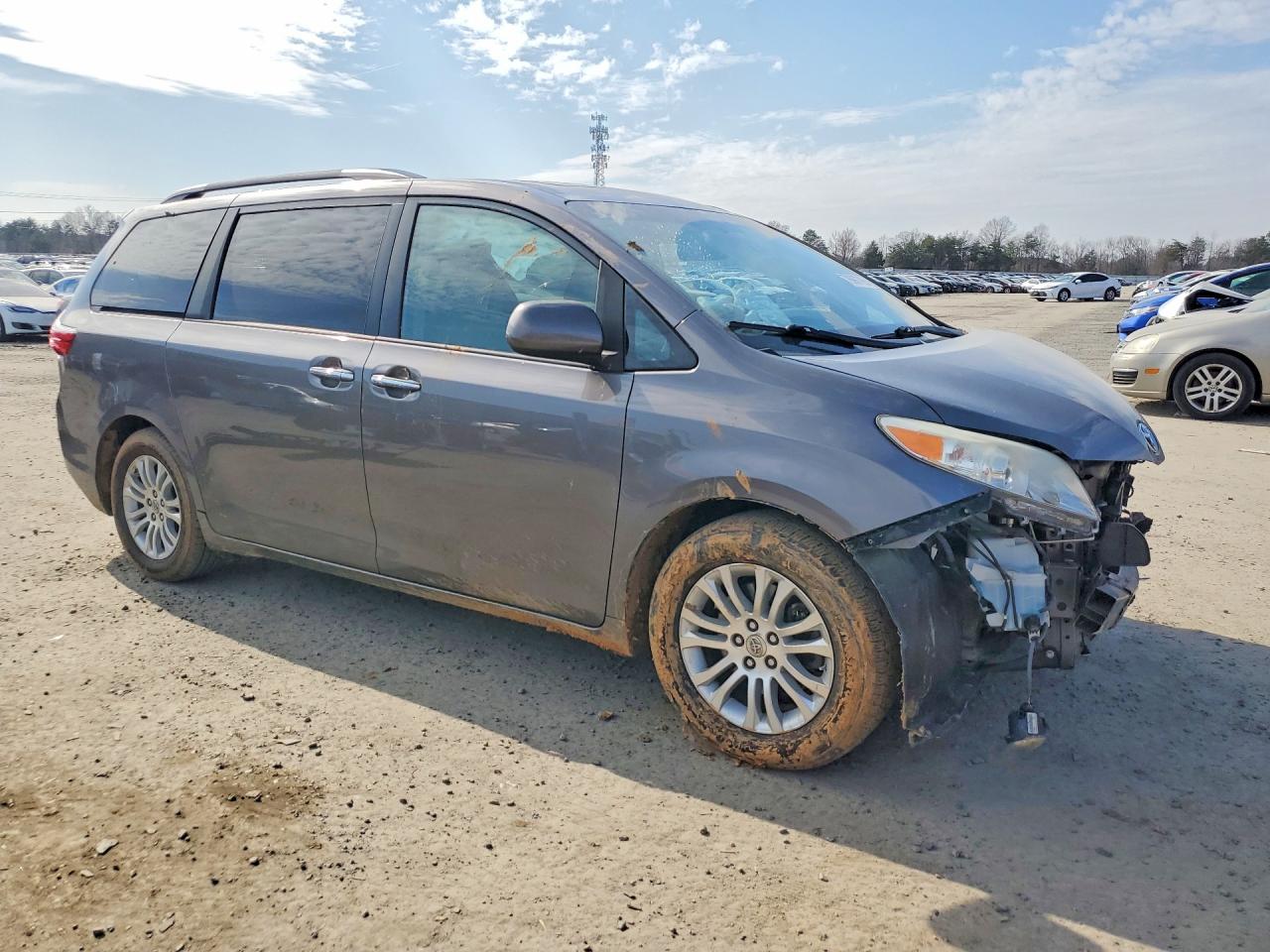 2015 TOYOTA SIENNA XLE PREMIUM 8-PASSENGER photo 10