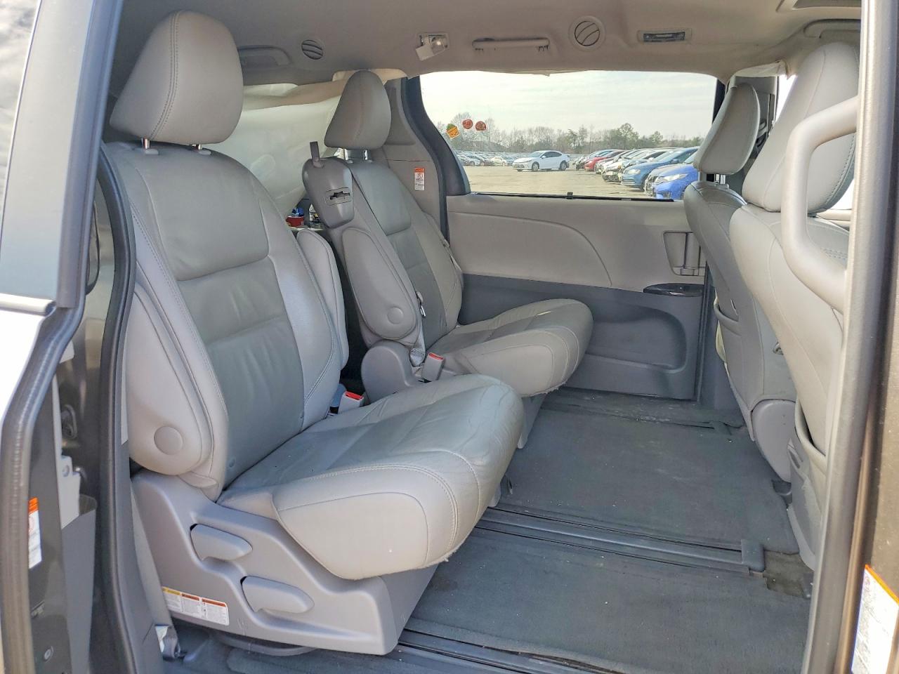 2015 TOYOTA SIENNA XLE PREMIUM 8-PASSENGER photo 31