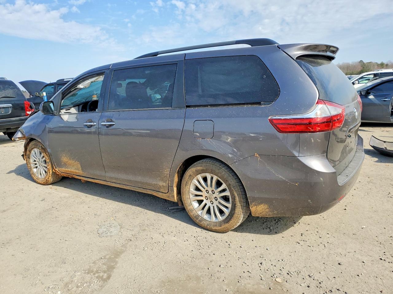 2015 TOYOTA SIENNA XLE PREMIUM 8-PASSENGER photo 4