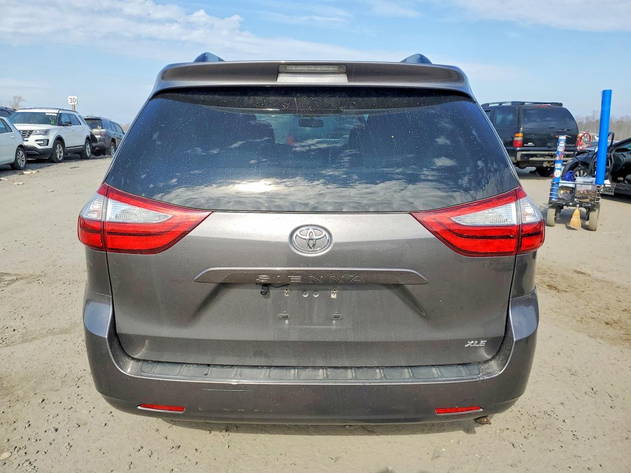 2015 TOYOTA SIENNA XLE PREMIUM 8-PASSENGER photo 16