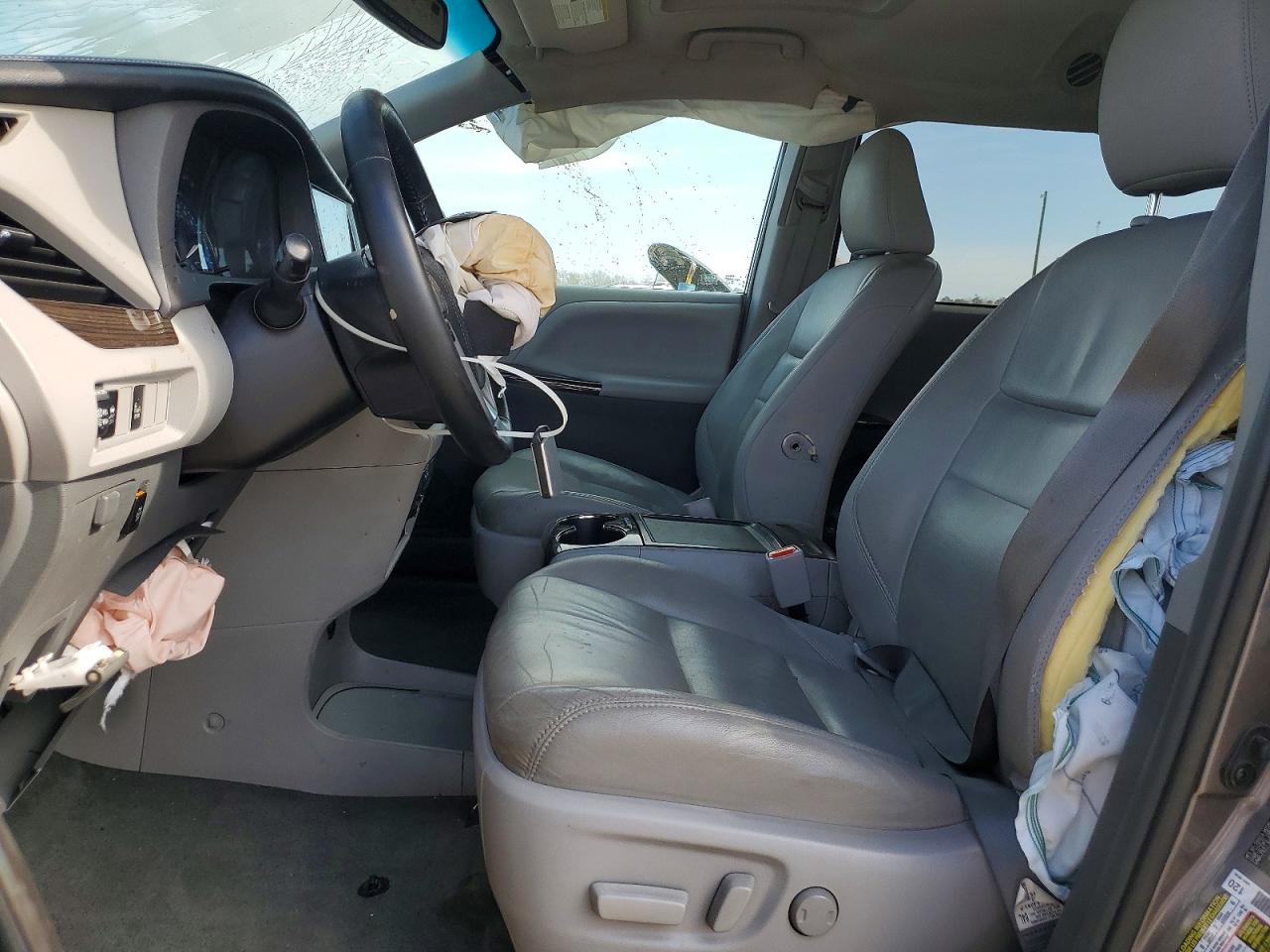 2015 TOYOTA SIENNA XLE PREMIUM 8-PASSENGER photo 19
