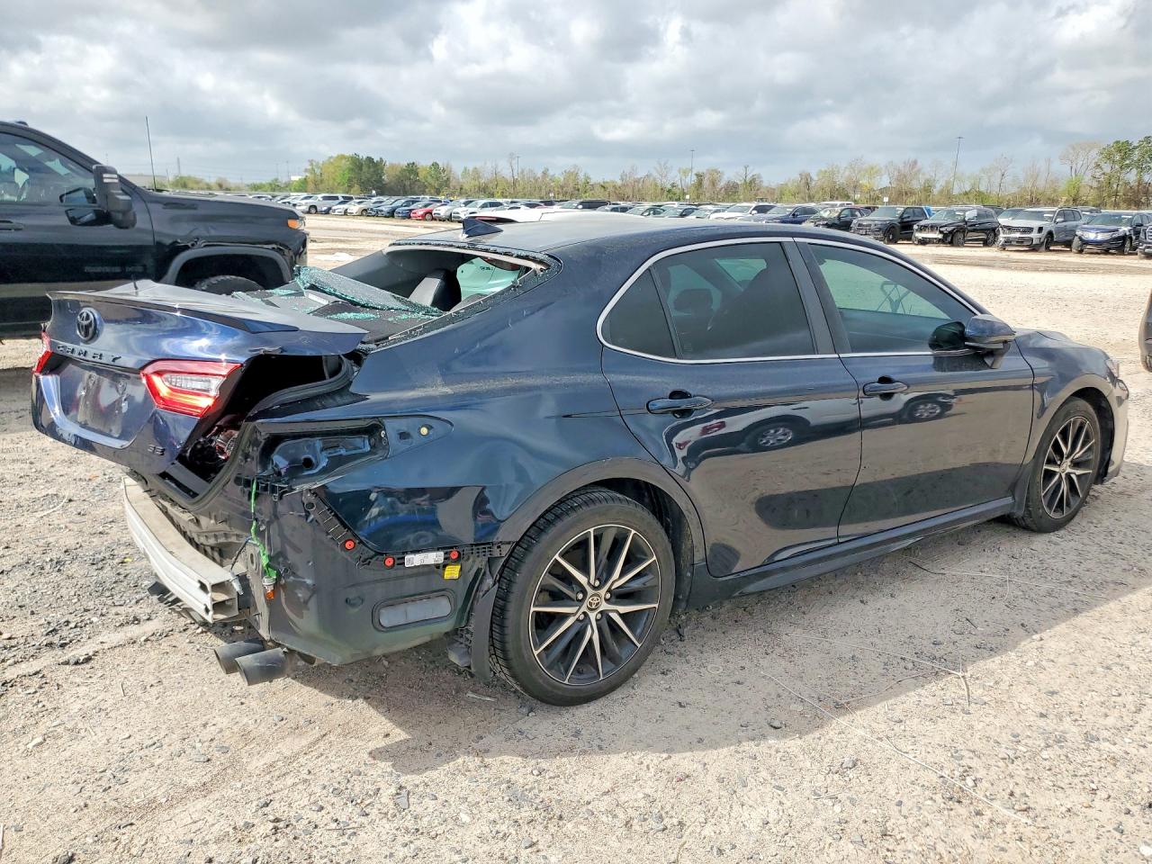 2021 TOYOTA CAMRY SE photo 3