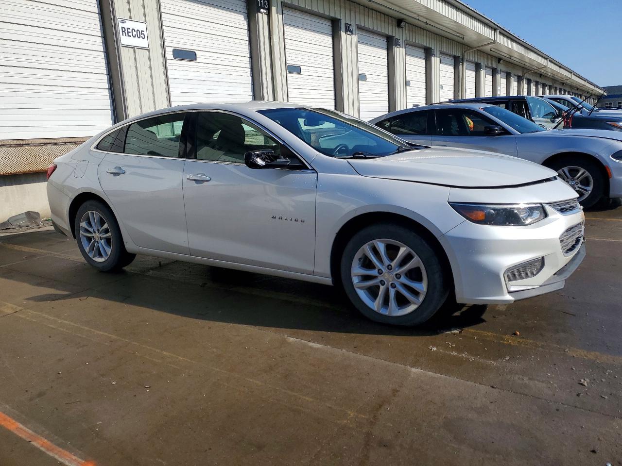 2017 CHEVROLET MALIBU LT photo 4