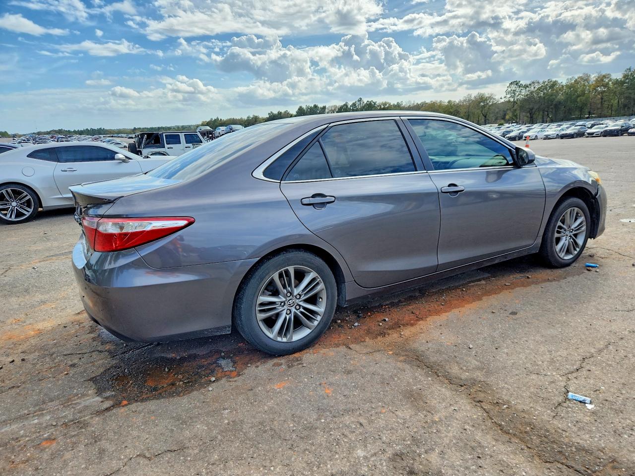 2016 TOYOTA CAMRY SE photo 5