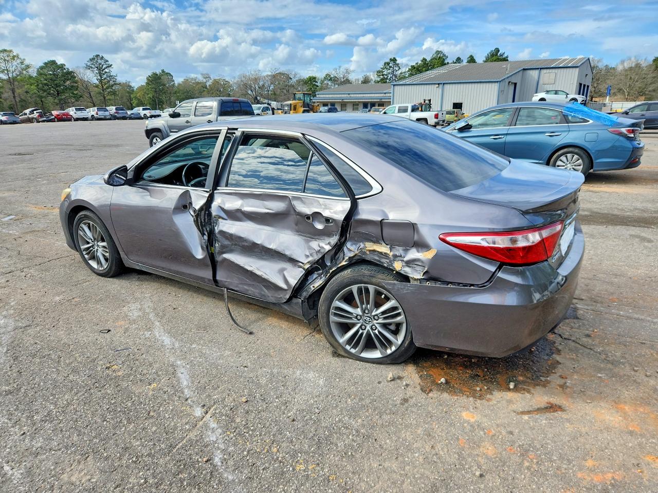 2016 TOYOTA CAMRY SE photo 3