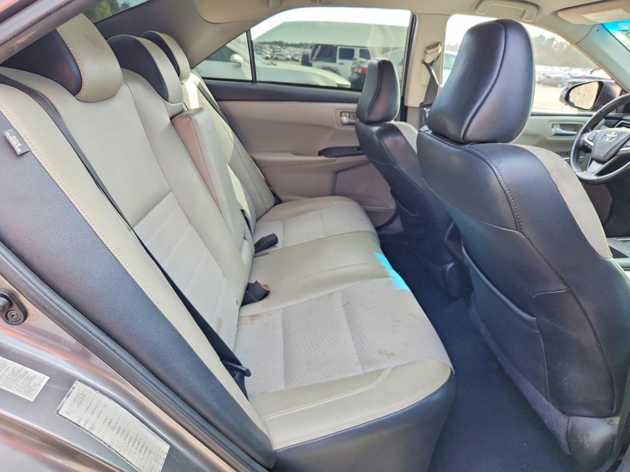 2016 TOYOTA CAMRY SE photo 19
