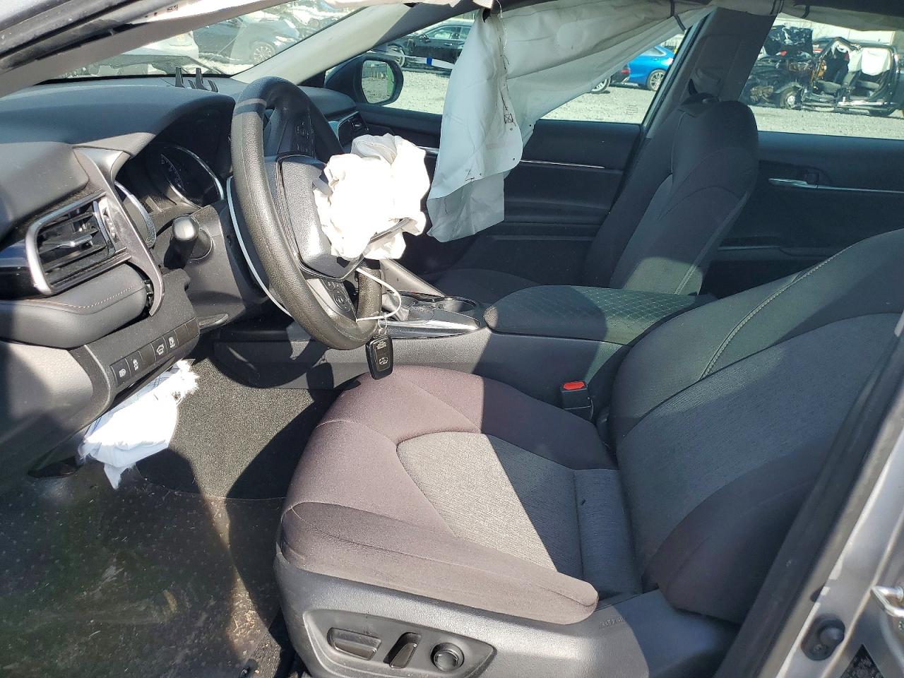 2019 TOYOTA CAMRY LE photo 13