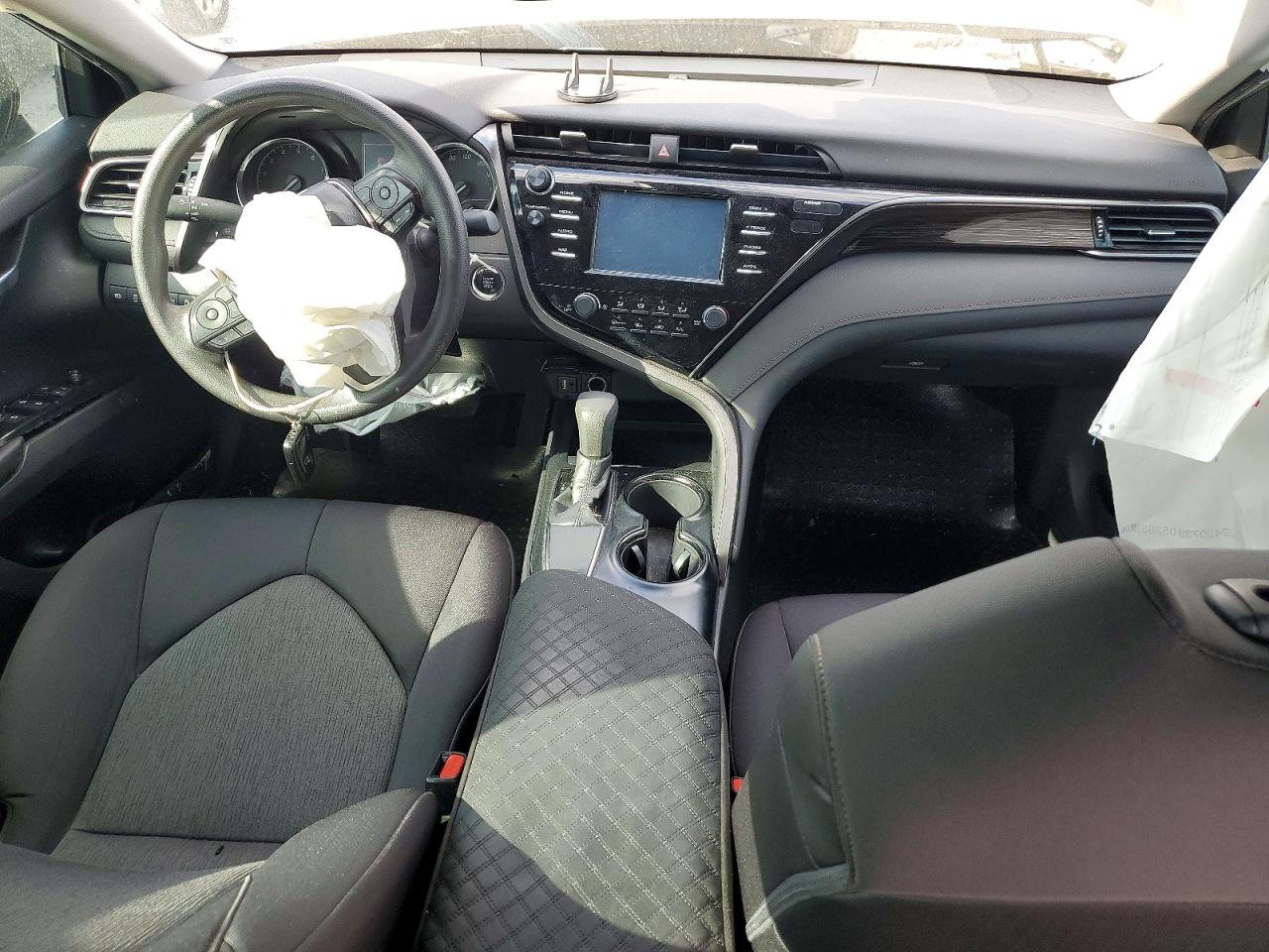 2019 TOYOTA CAMRY LE photo 15
