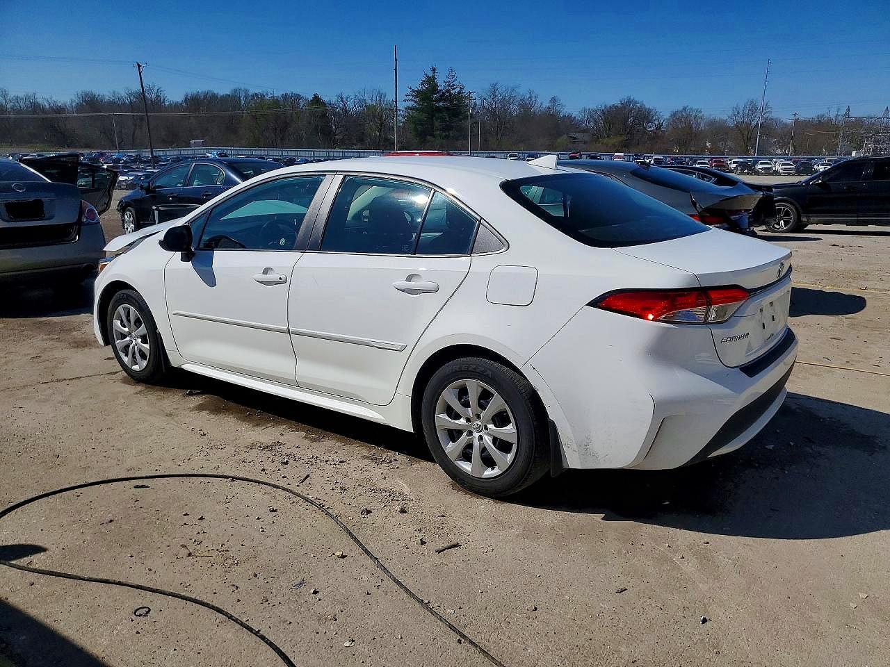 2021 TOYOTA COROLLA LE photo 3