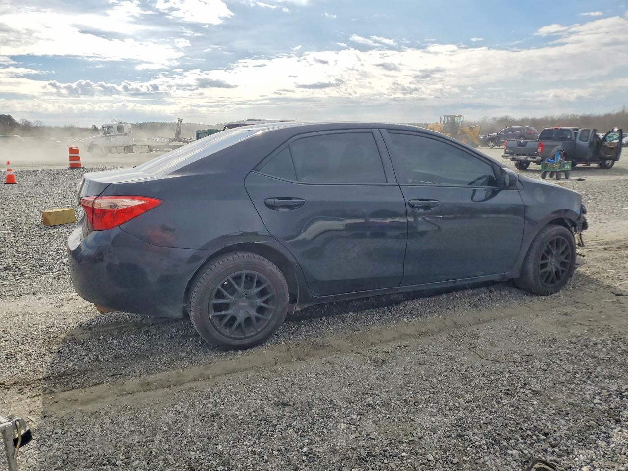 2017 TOYOTA COROLLA LE photo 3