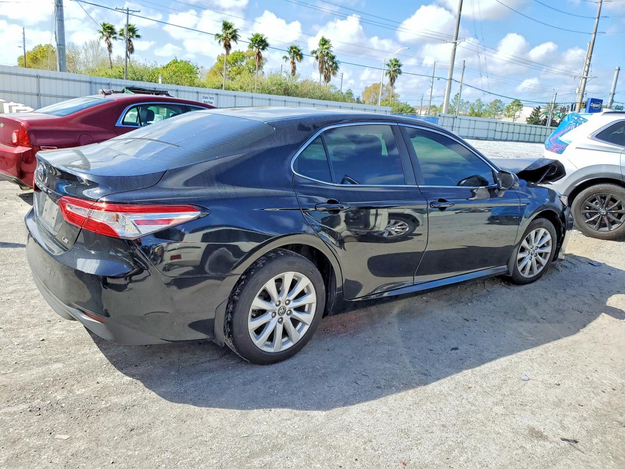 2018 TOYOTA CAMRY LE photo 3