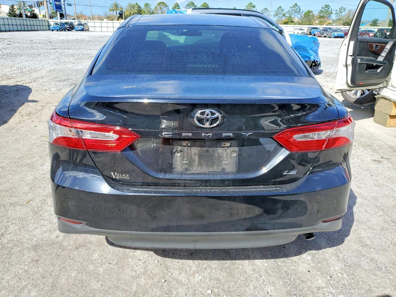 2018 TOYOTA CAMRY LE photo 6