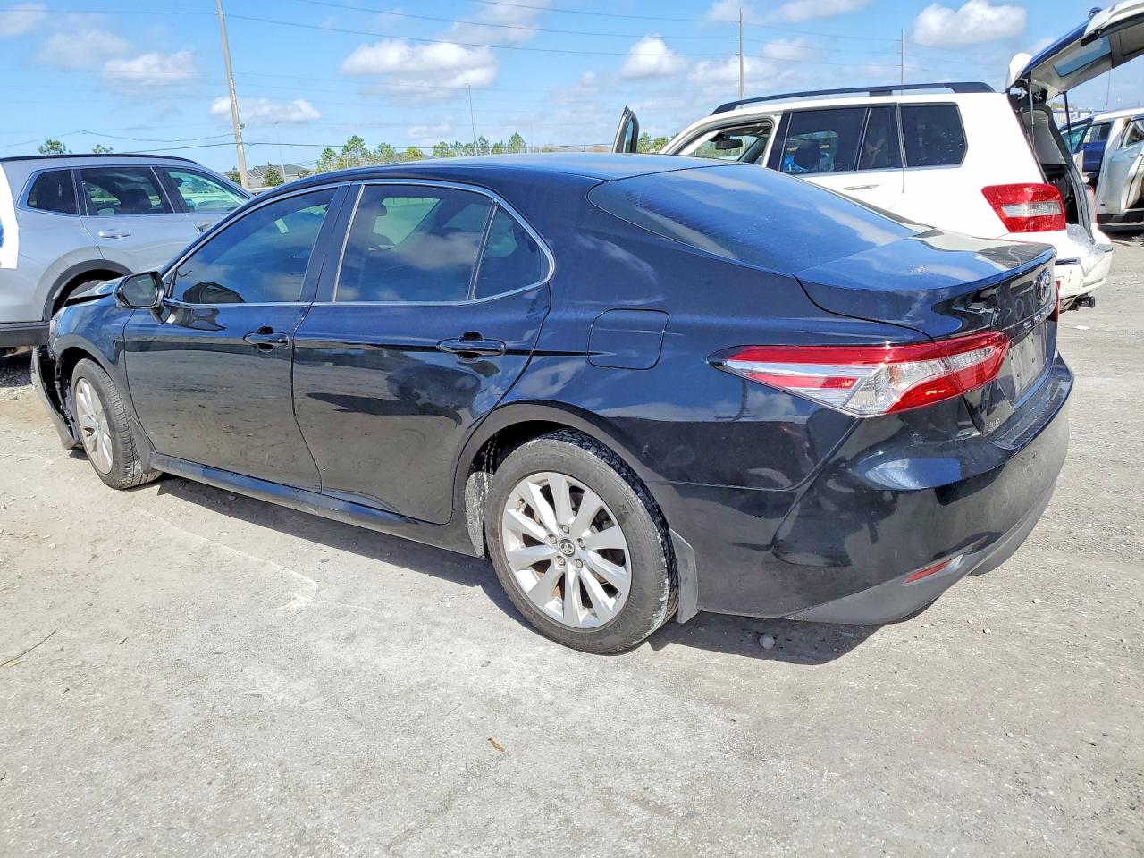 2018 TOYOTA CAMRY LE photo 2
