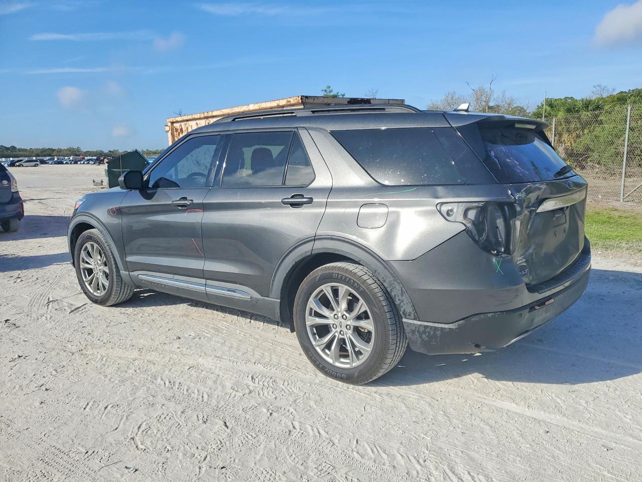 2020 FORD EXPLORER XLT photo 3
