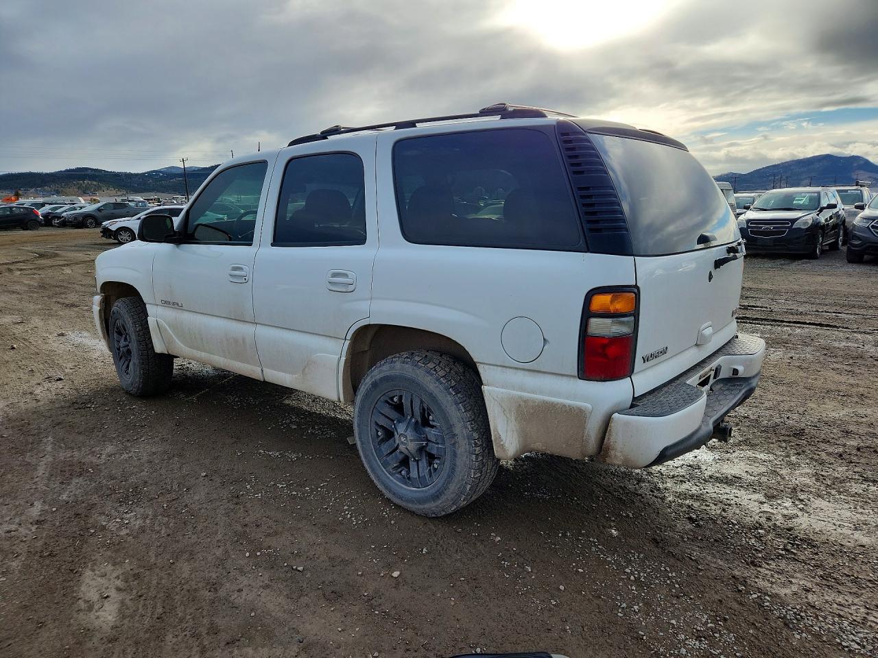 2004 GMC YUKON DENALI photo 2