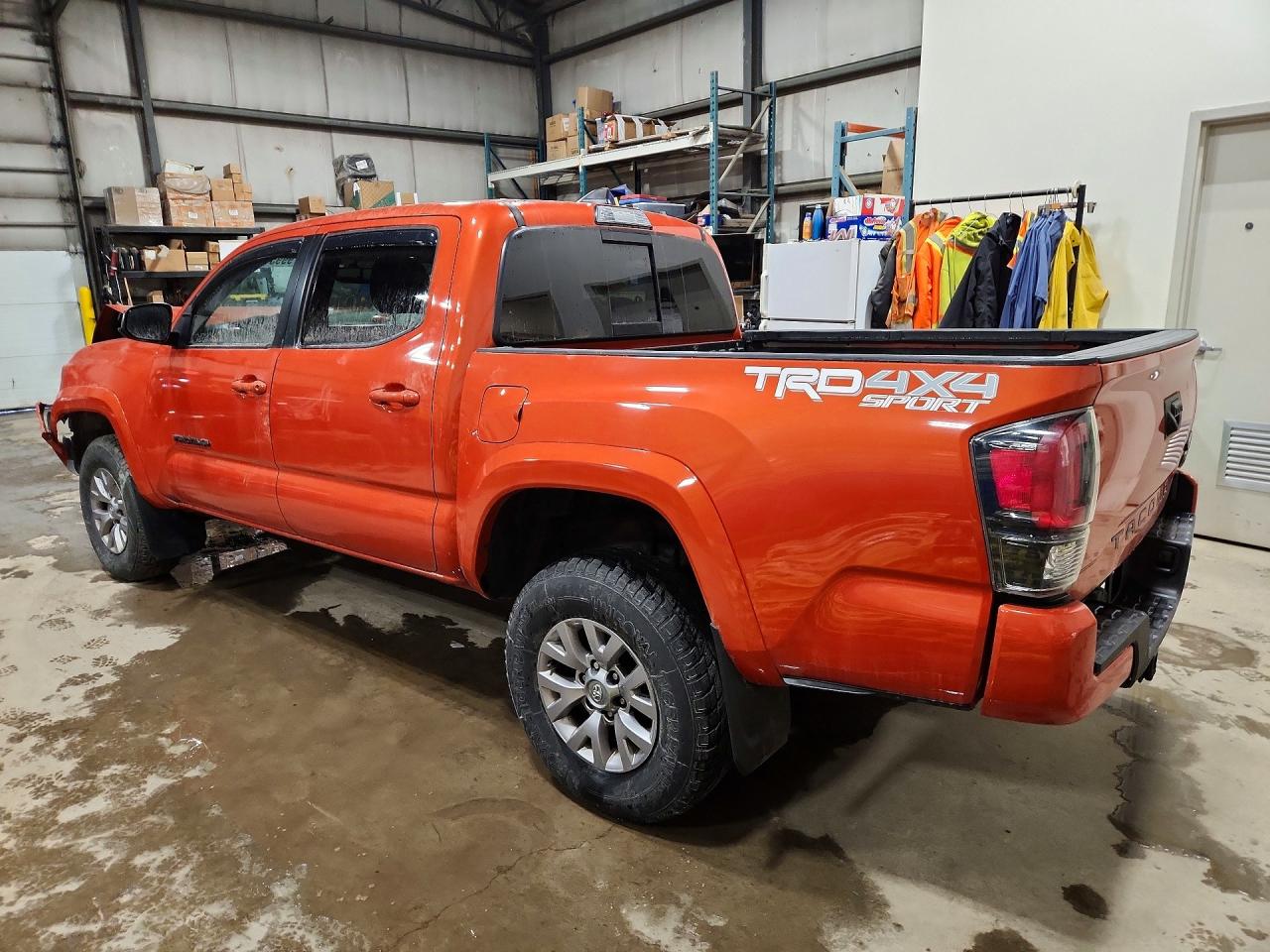 2017 TOYOTA TACOMA photo 4