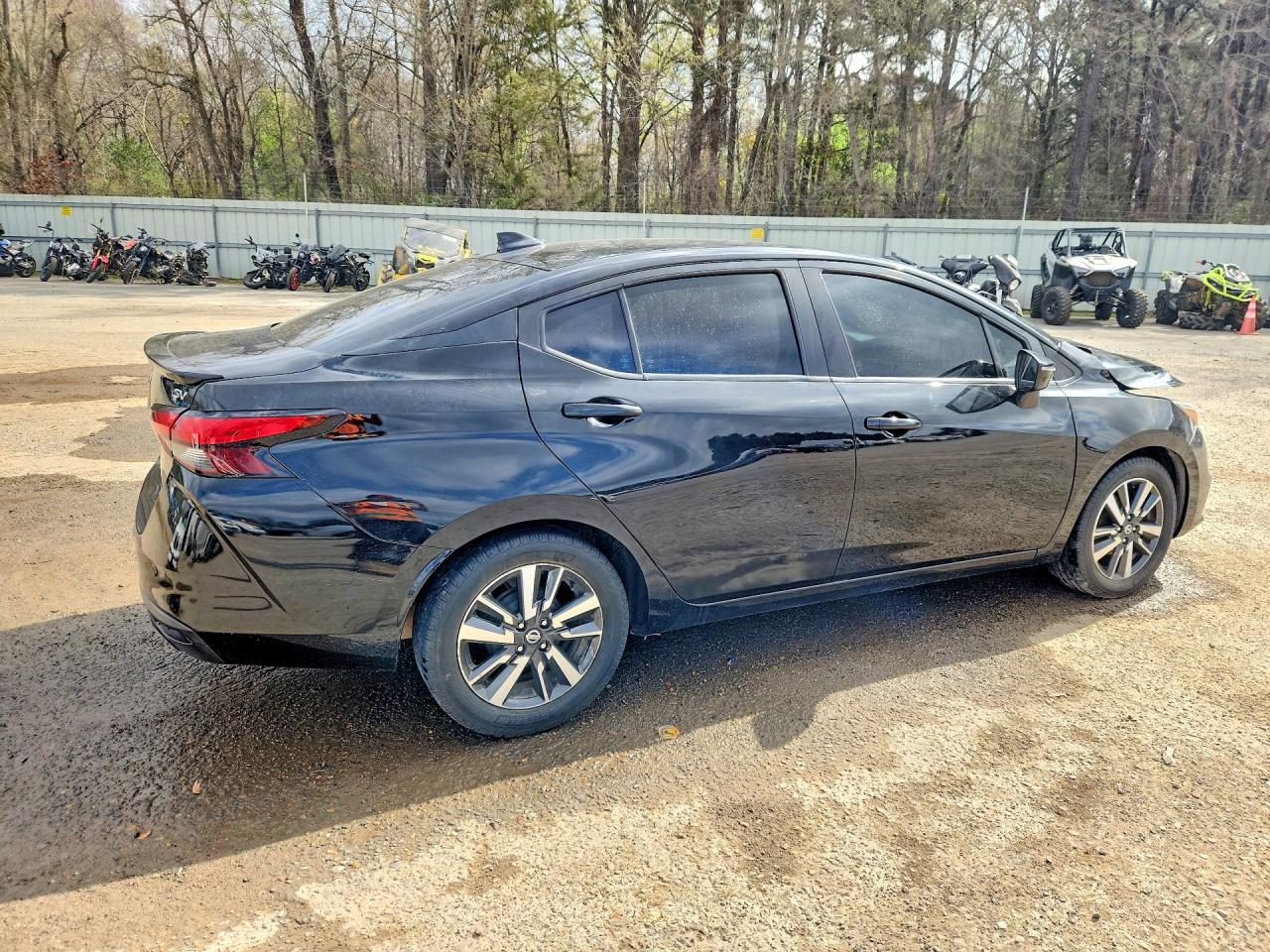 2021 NISSAN VERSA SV photo 5