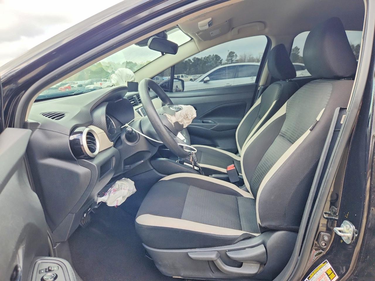 2021 NISSAN VERSA SV photo 13