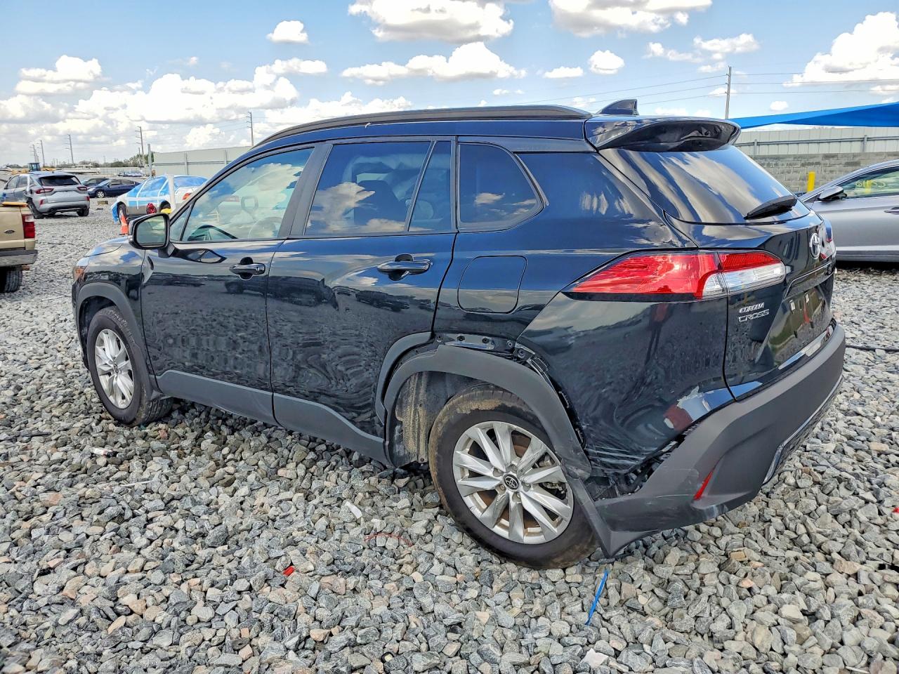 2024 TOYOTA COROLLA CROSS LE photo 3