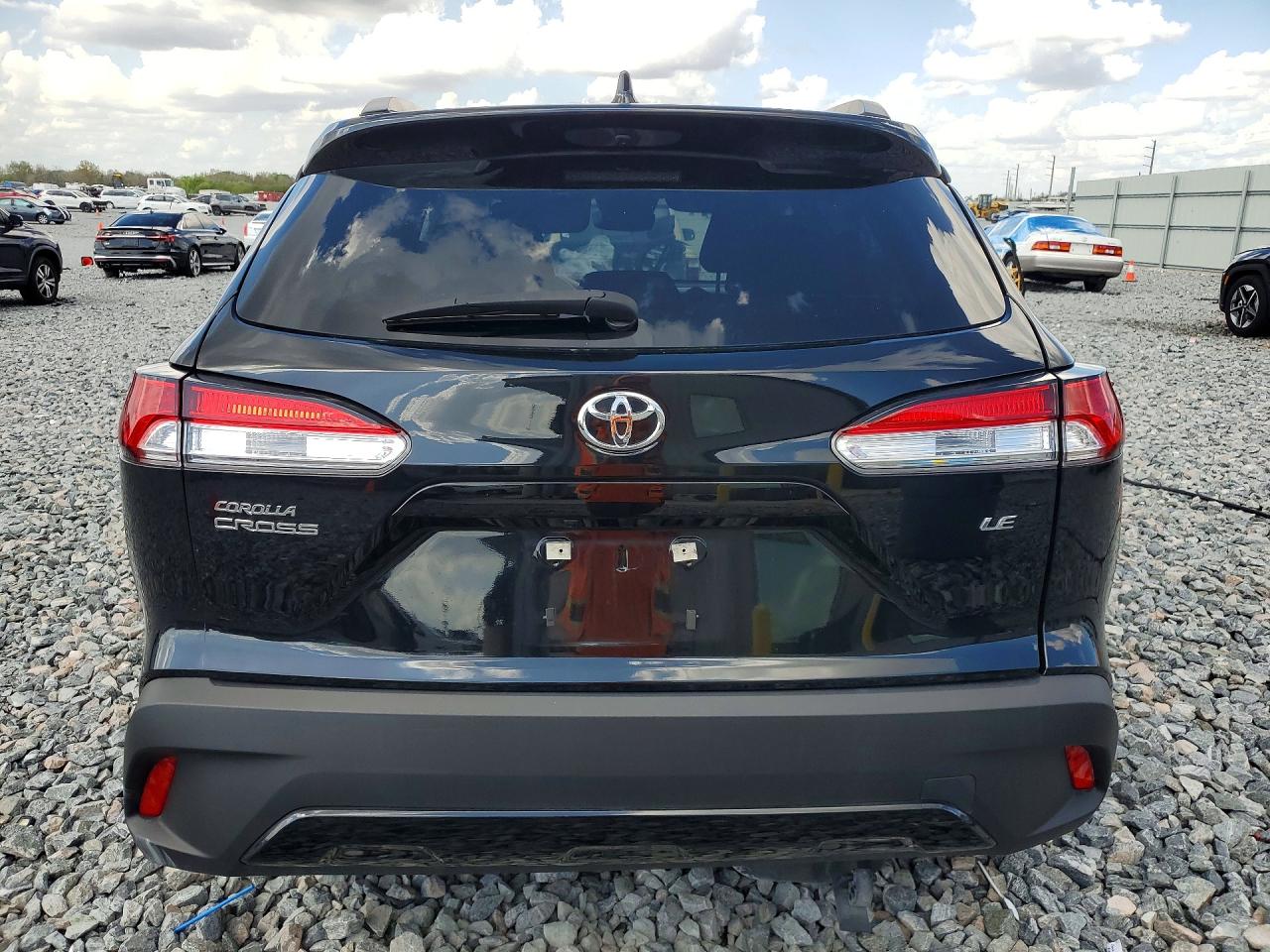 2024 TOYOTA COROLLA CROSS LE photo 11