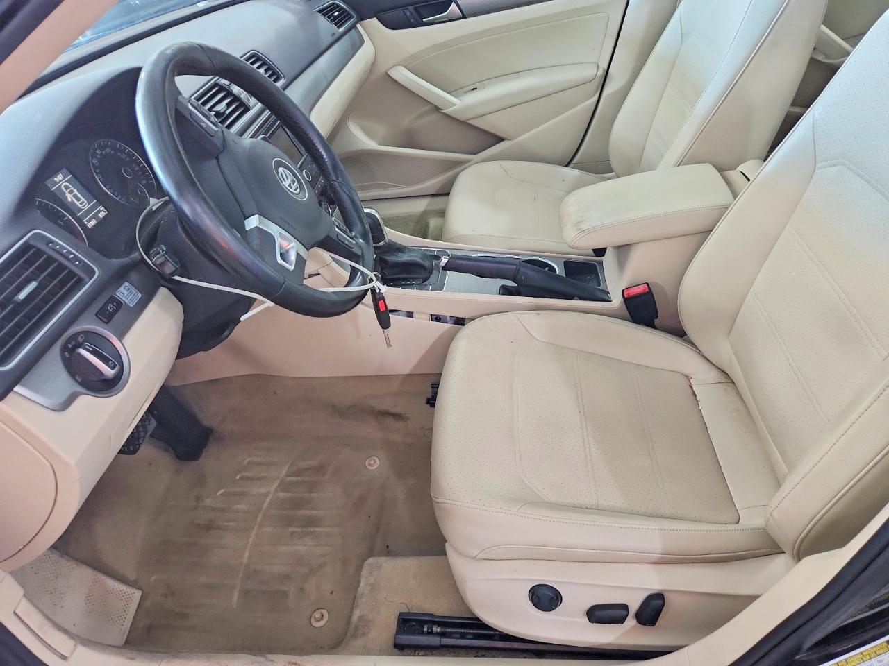 2014 VOLKSWAGEN PASSAT SE photo 13