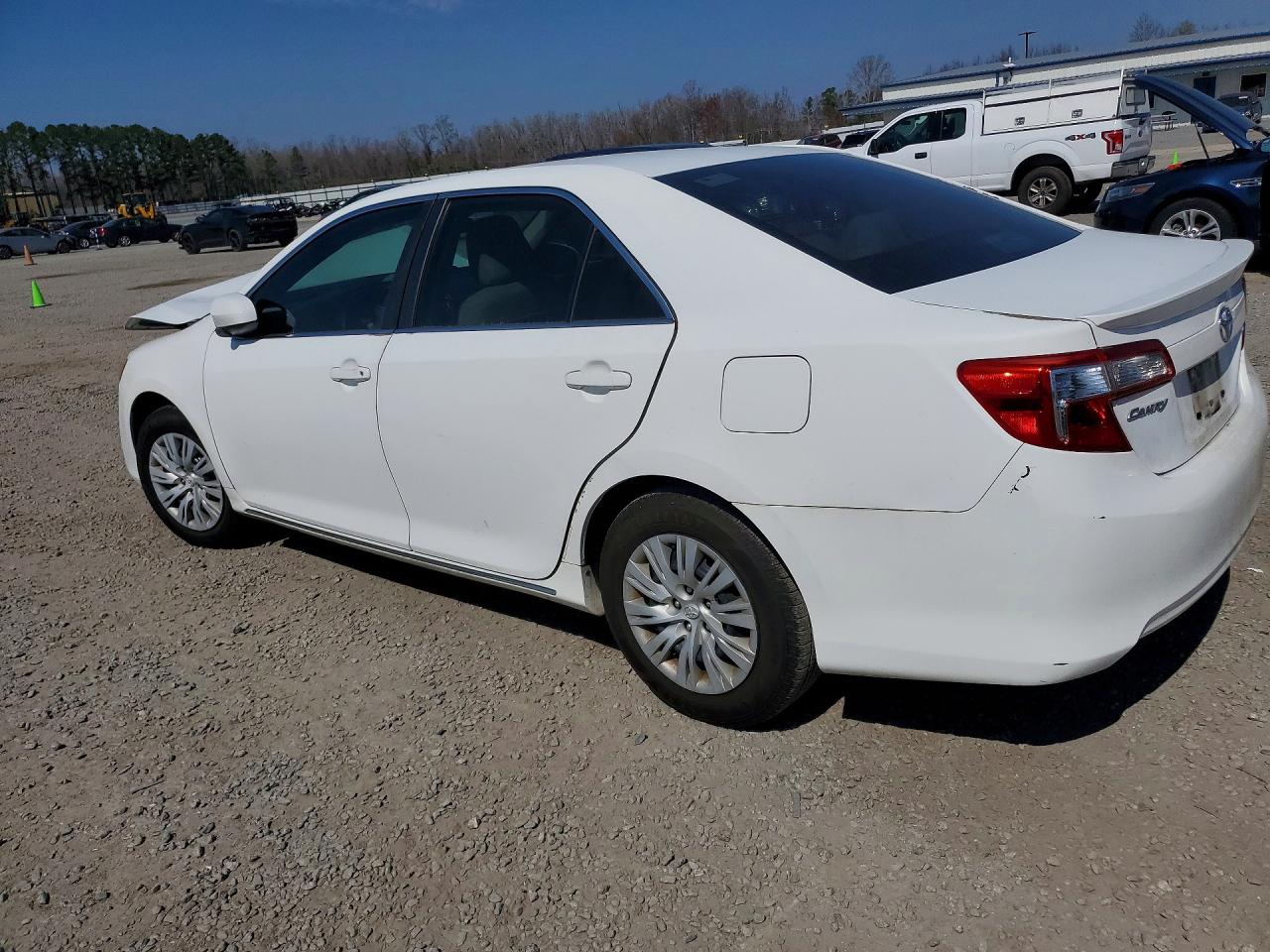 2014 TOYOTA CAMRY LE photo 2