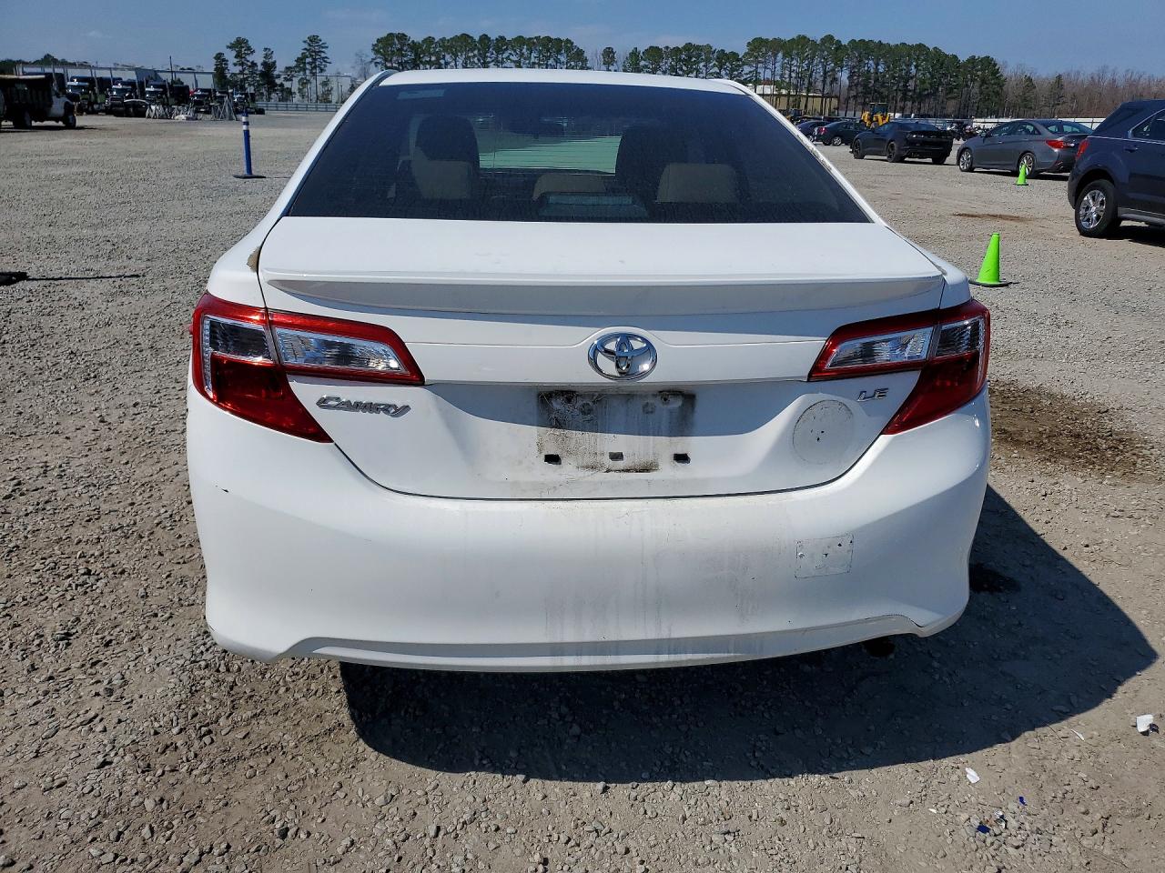 2014 TOYOTA CAMRY LE photo 6