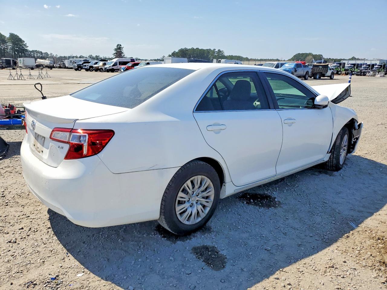2014 TOYOTA CAMRY LE photo 3