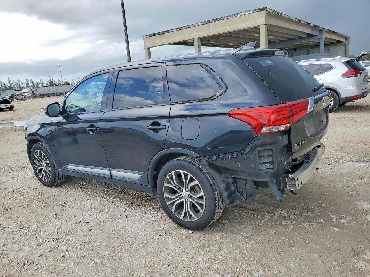 2018 MITSUBISHI OUTLANDER SE photo 2