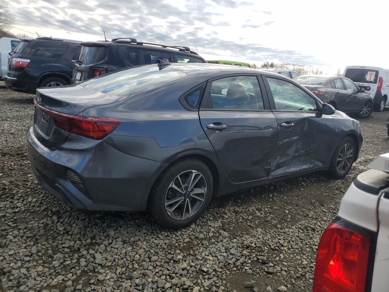 2023 KIA FORTE photo 3