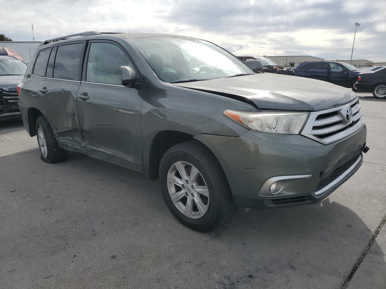 2013 TOYOTA HIGHLANDER BASE photo 4