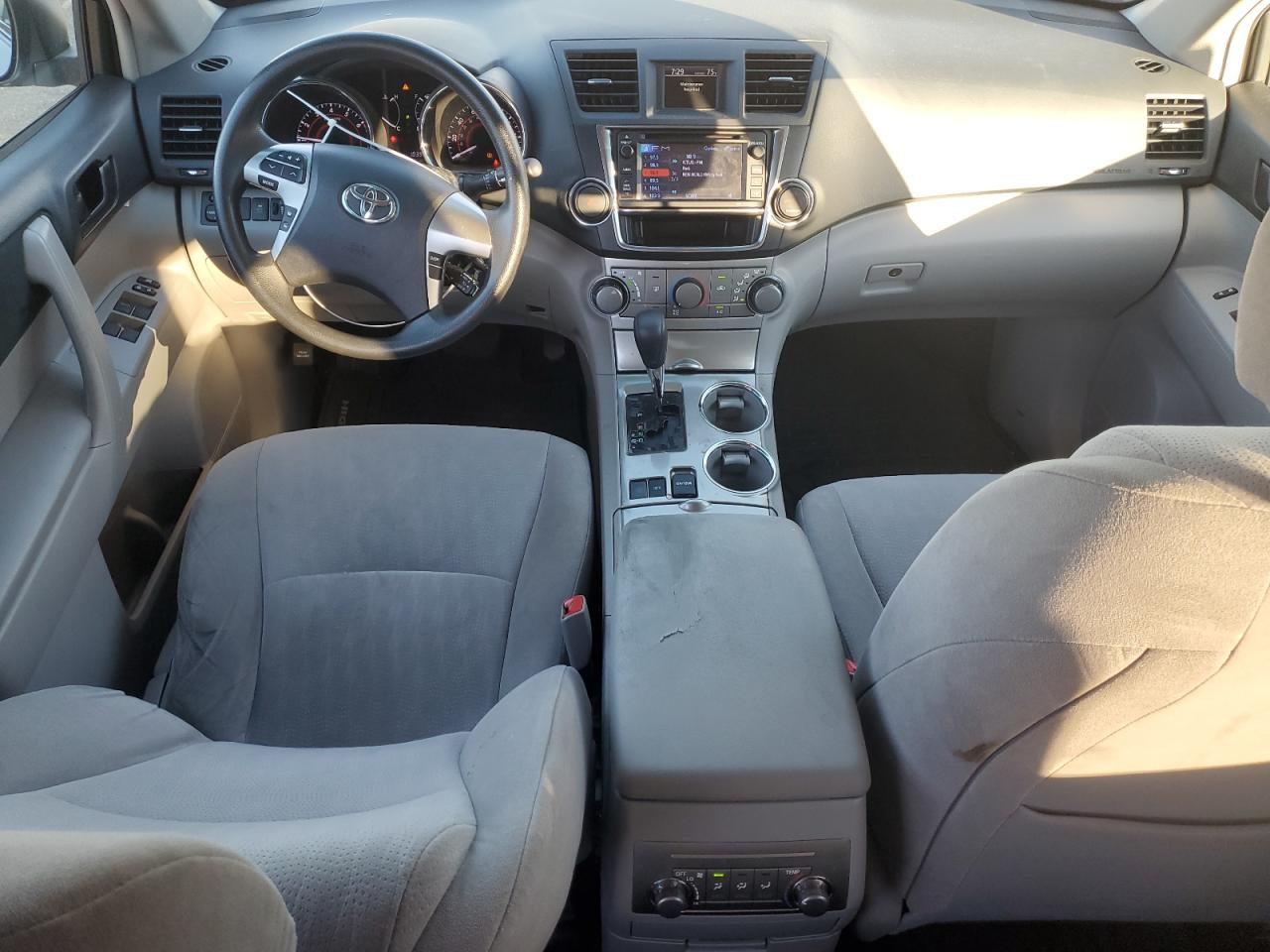 2013 TOYOTA HIGHLANDER BASE photo 8