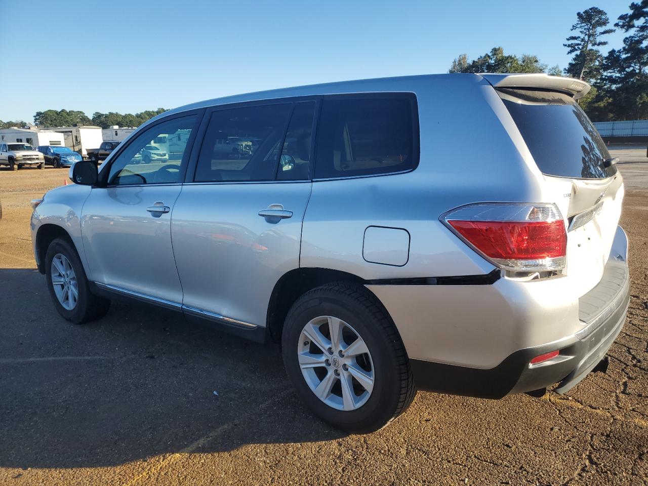 2013 TOYOTA HIGHLANDER BASE photo 2