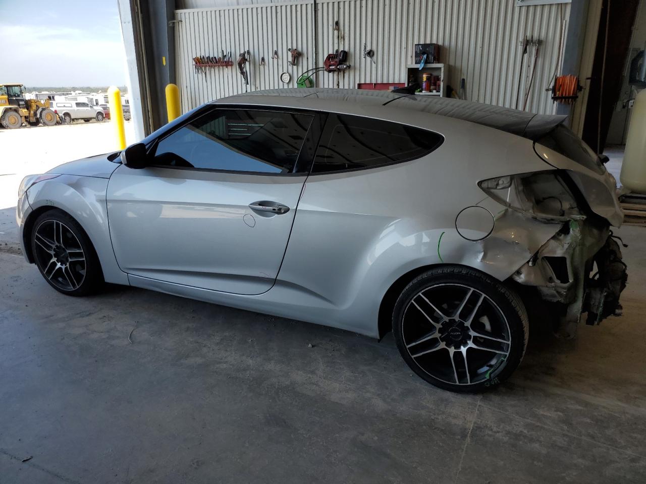2013 HYUNDAI VELOSTER photo 2