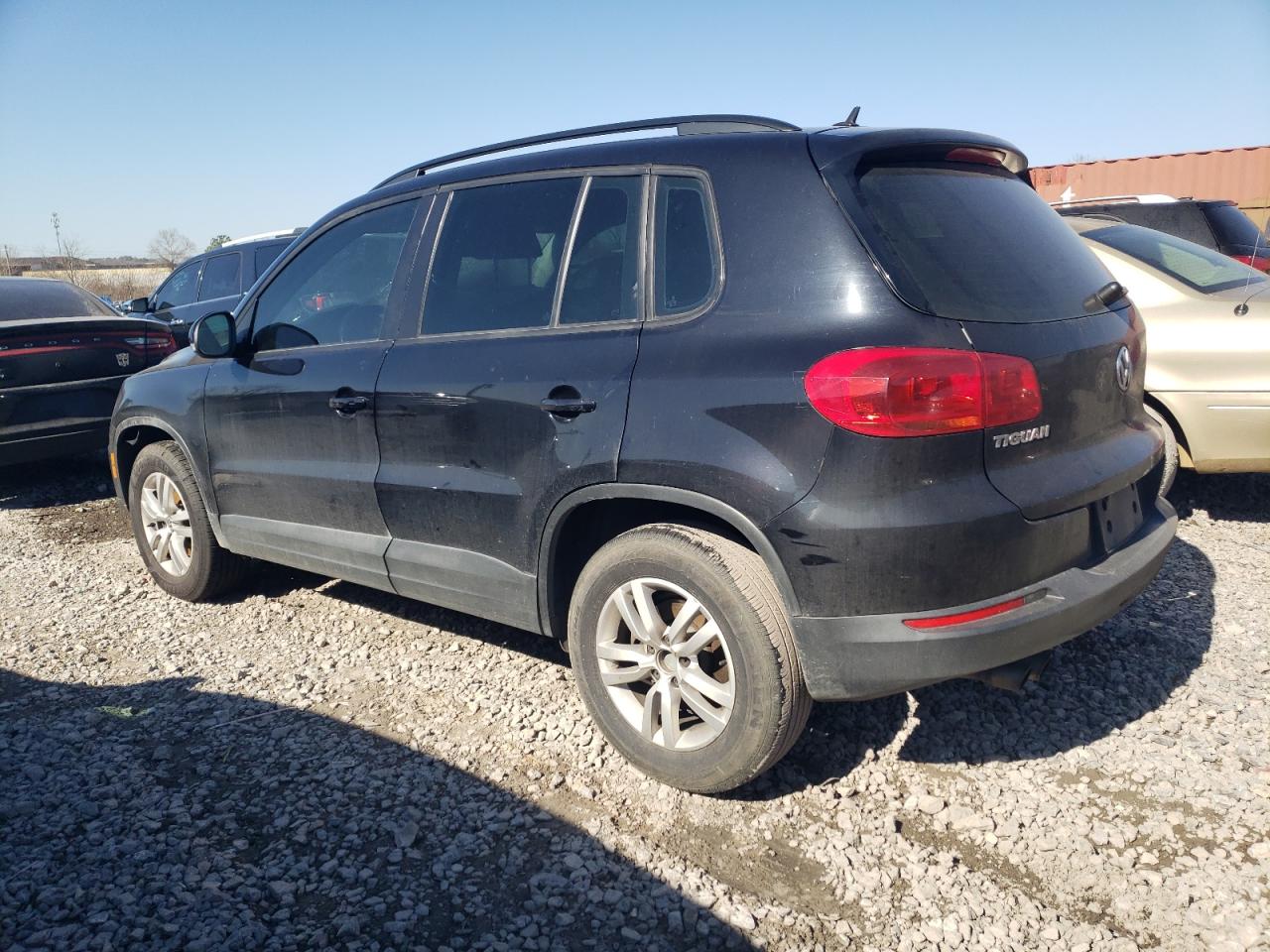 2016 VOLKSWAGEN TIGUAN S photo 2