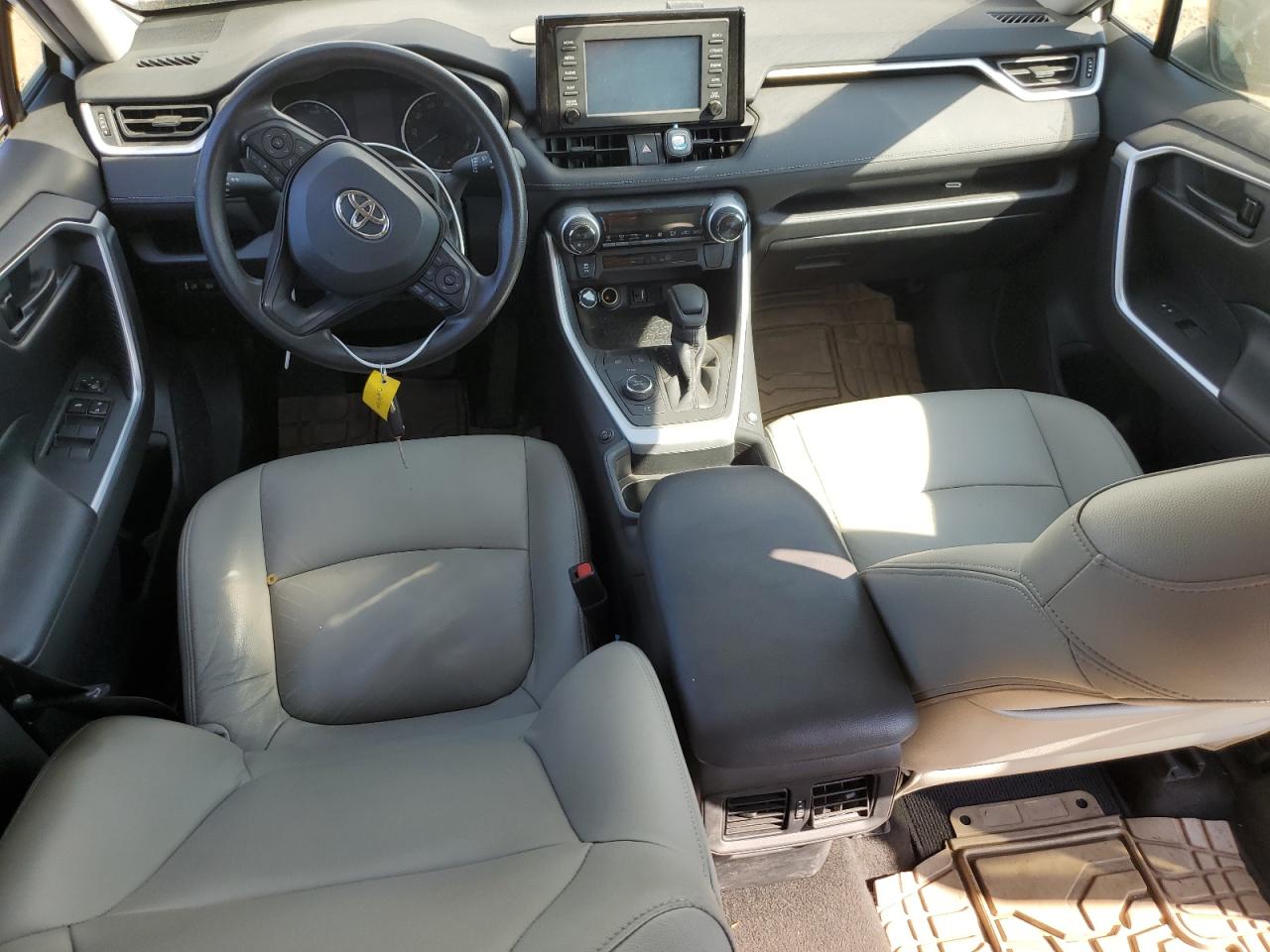 2019 TOYOTA RAV4 LE photo 8