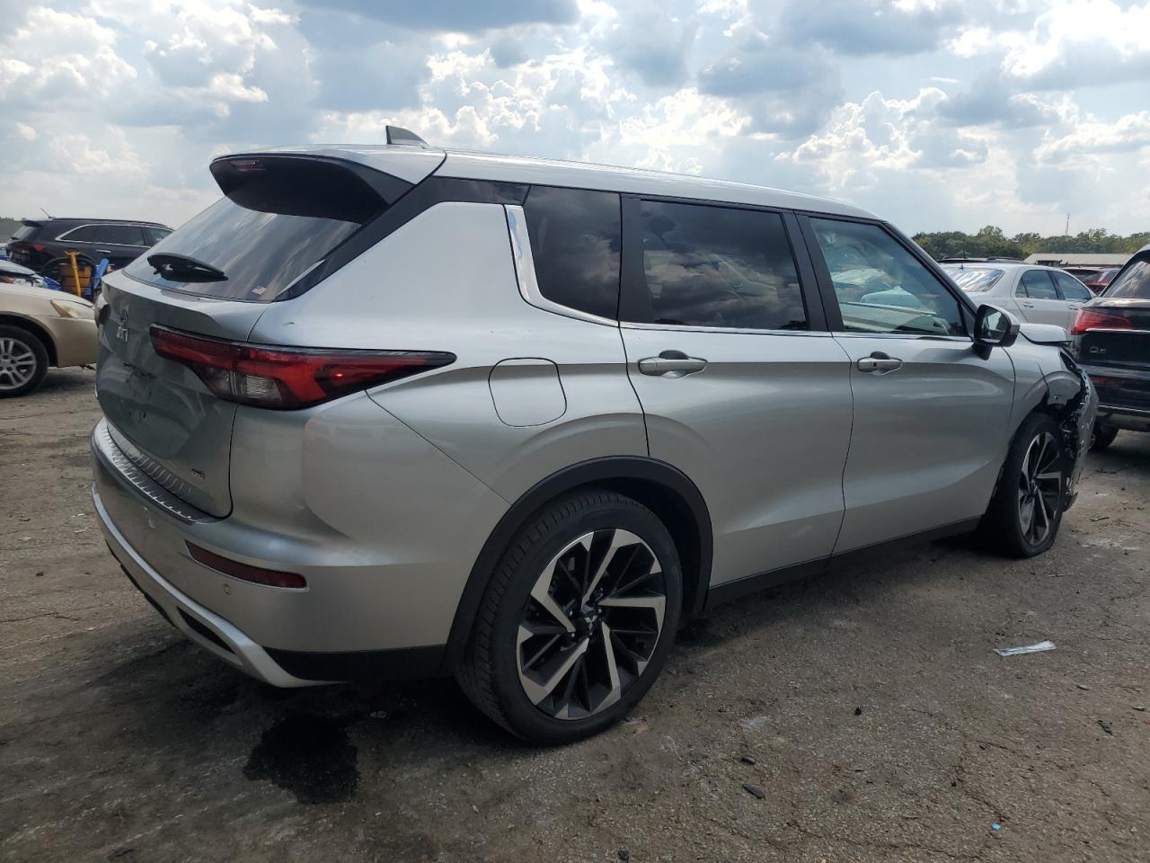 2024 MITSUBISHI OUTLANDER SE photo 3