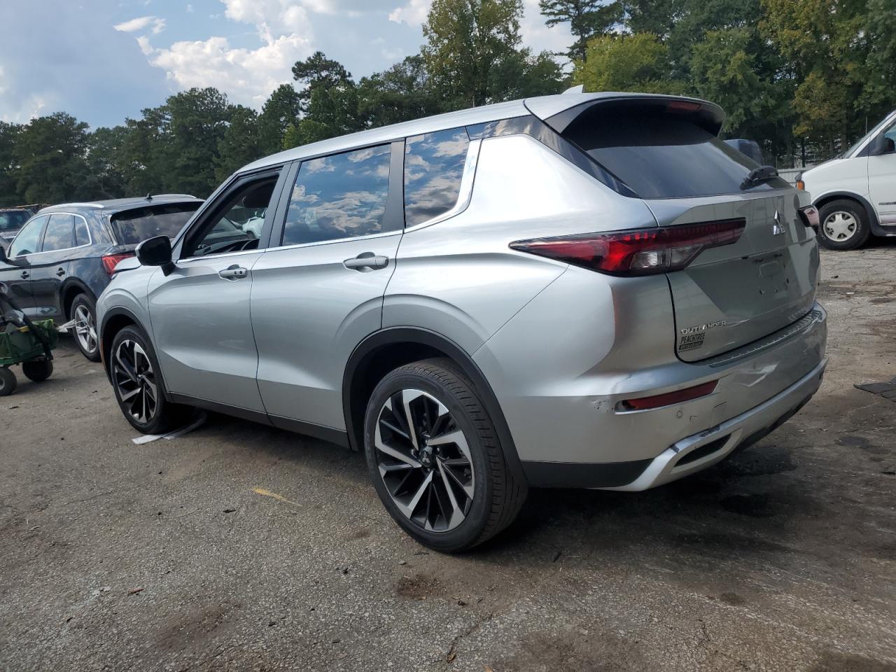 2024 MITSUBISHI OUTLANDER SE photo 2