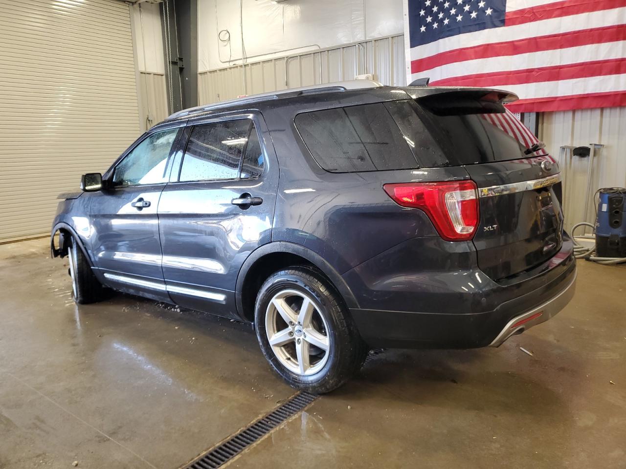 2017 FORD EXPLORER XLT photo 3