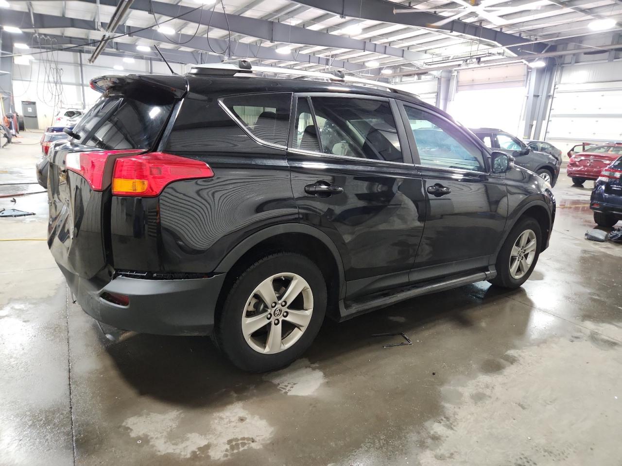 2015 TOYOTA RAV4 XLE photo 3