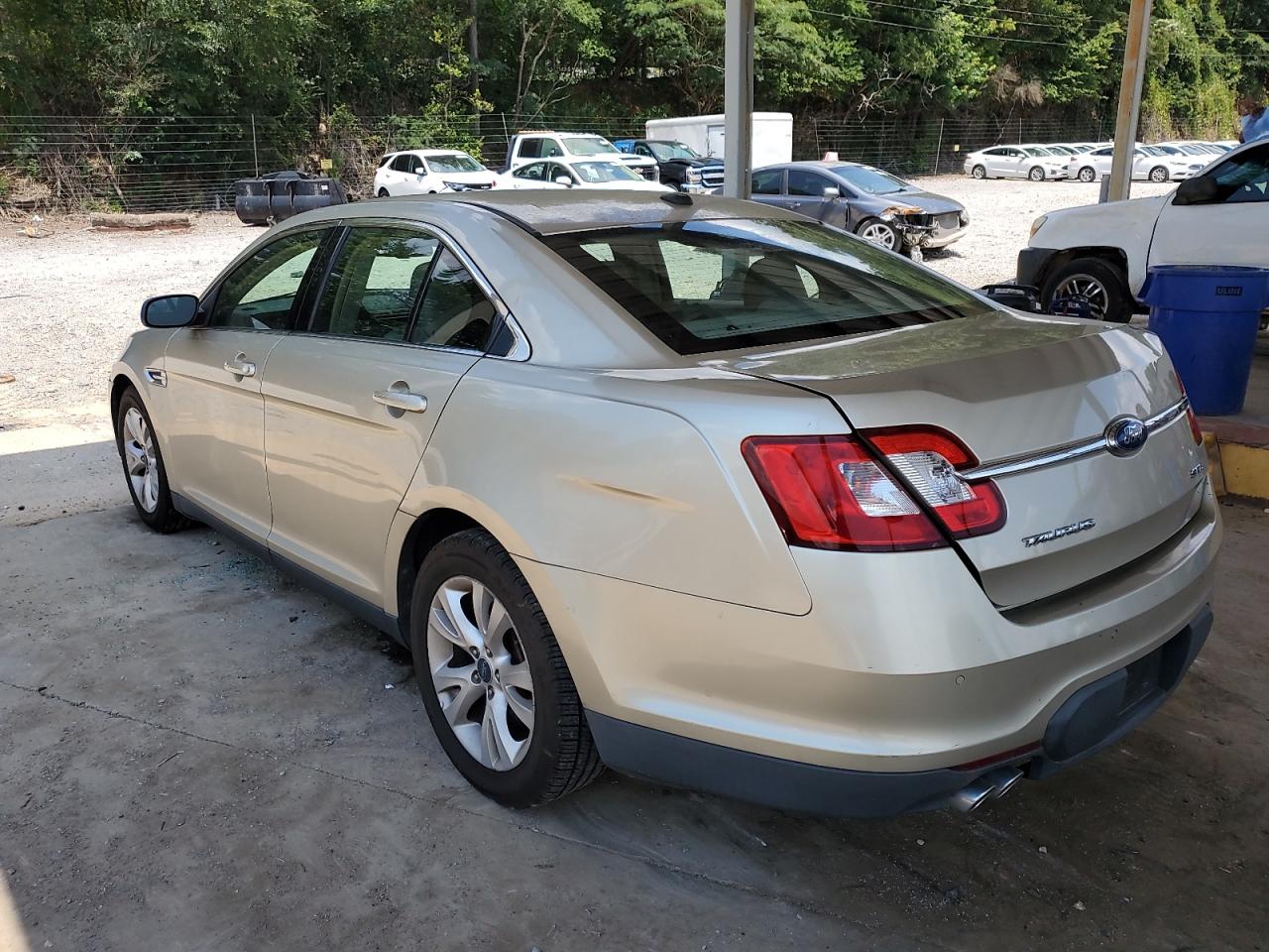 2010 FORD TAURUS SEL photo 2