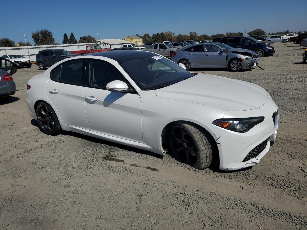 2017 ALFA ROMEO GIULIA TI photo 4